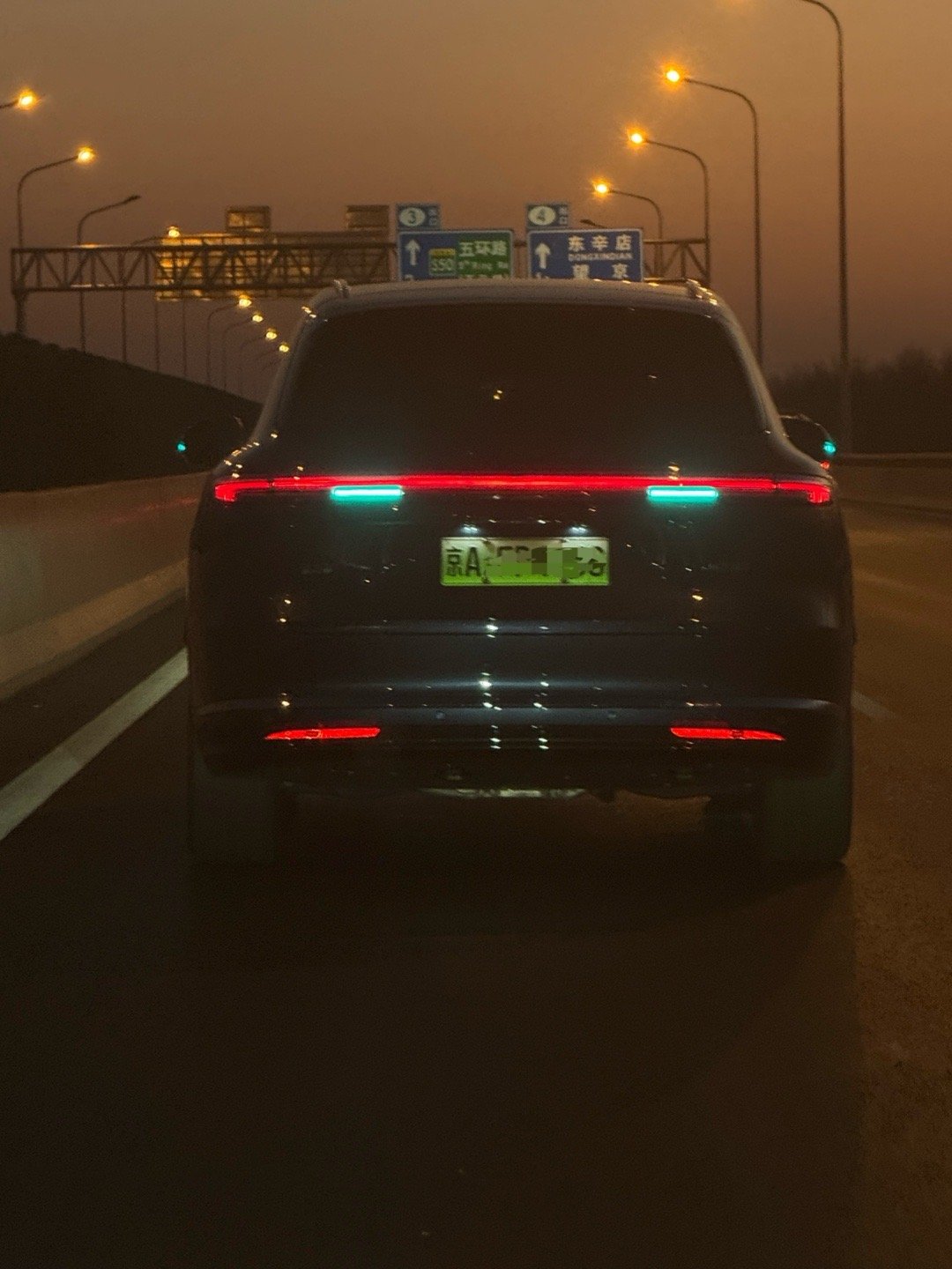 提个建设性意见，咱们智驾这小蓝灯，到晚上亮度是不是可以调低一点，跟车确实有点晃眼