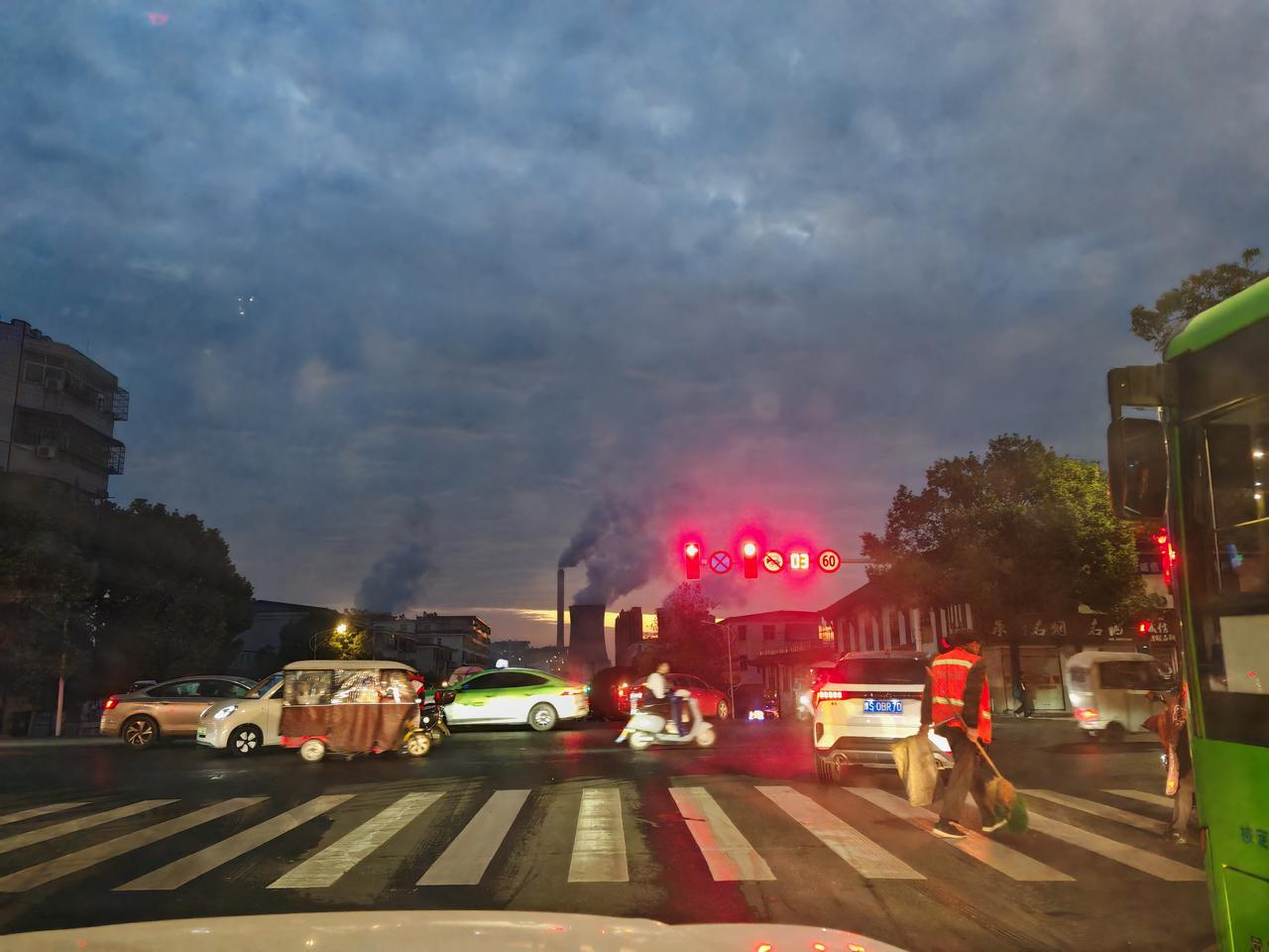 早上六点半的红绿灯路口，天还不算亮，人们已经开启了一天的生活。
孩子上学，成年人