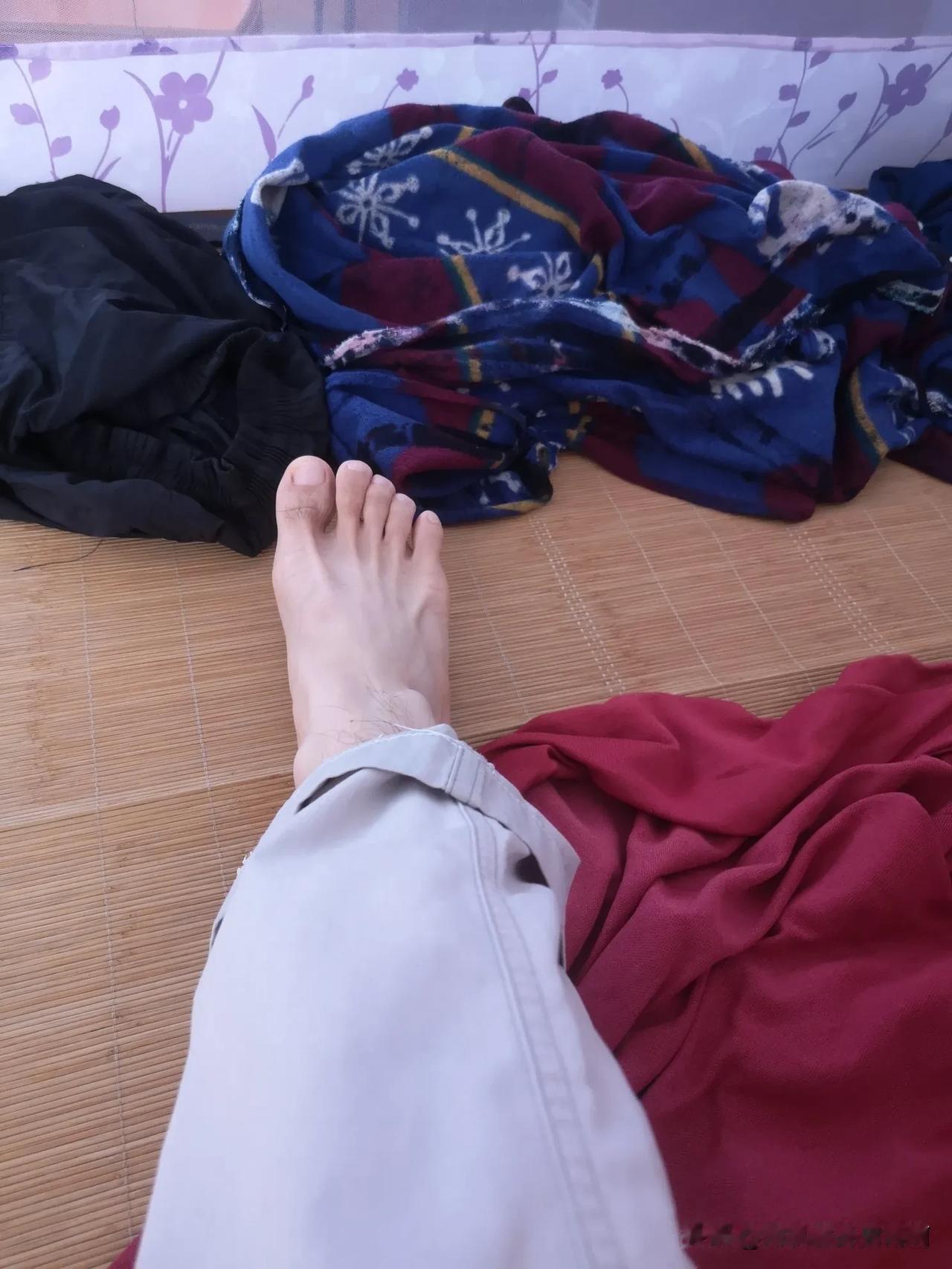 32℃天气，真够热的！24小时吹着风扇才得！
夏日的气温