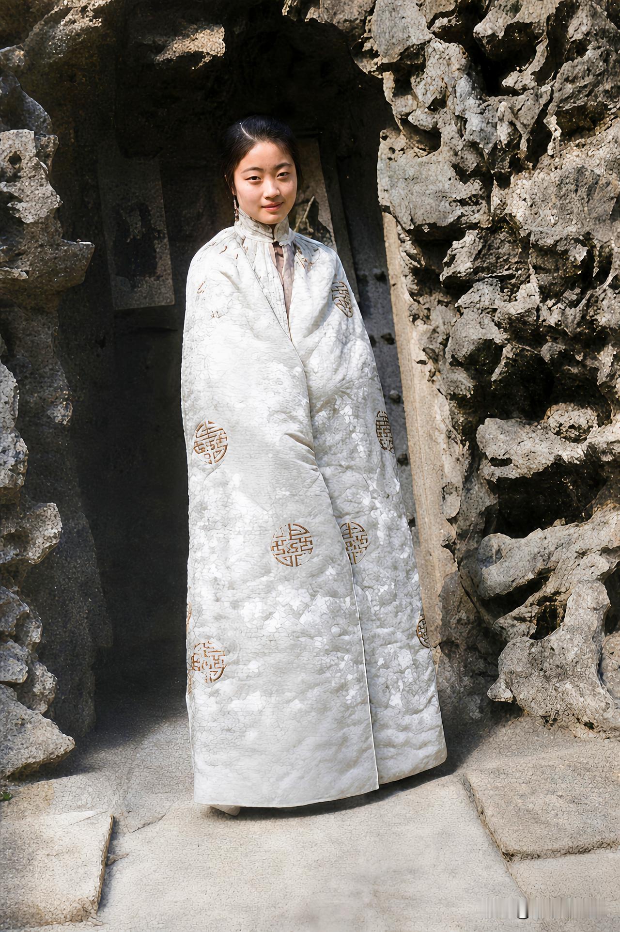 这是1922年清朝末代皇后婉容大婚初期在御花园堆秀山前留下的一张老照片，这绝不是