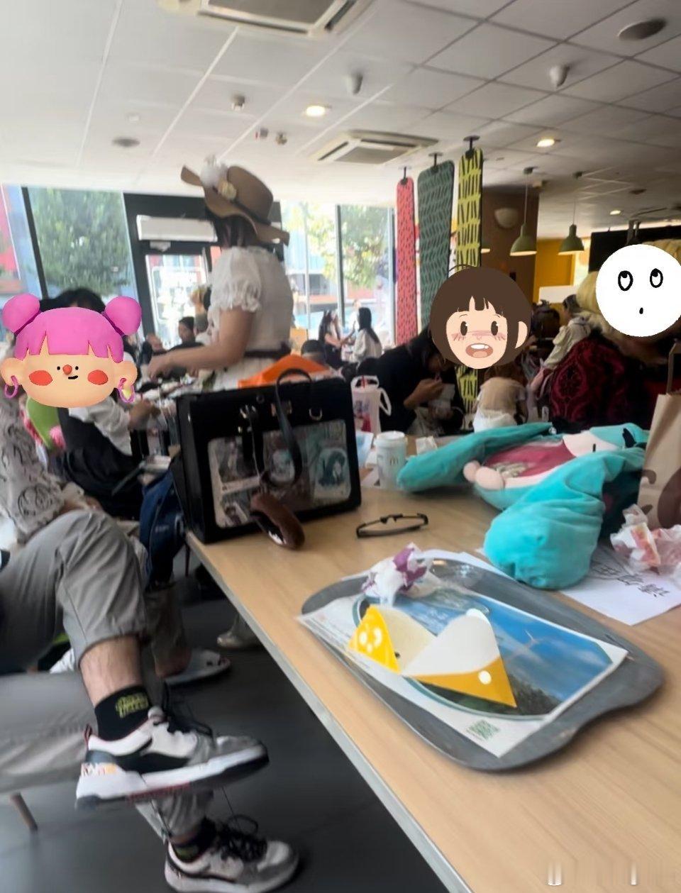 麦当劳一店内禁止化妆确实是非常影响人真正想进去吃饭的人是完全被影响到的除了占用座