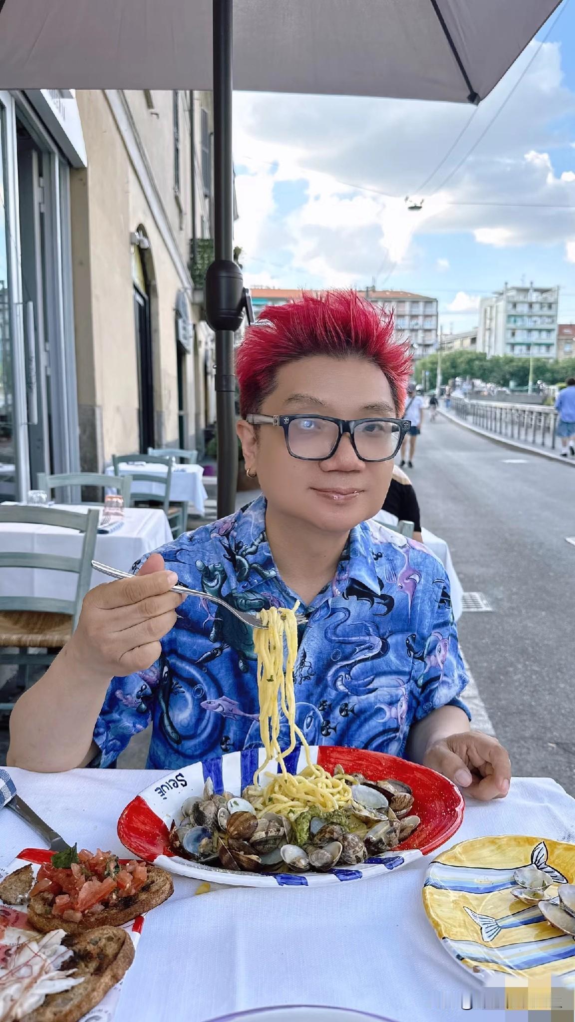 娱乐圈
可真不是光有作品就能站稳的，
但人脉再硬也架不住口碑翻车！程青松就是最鲜