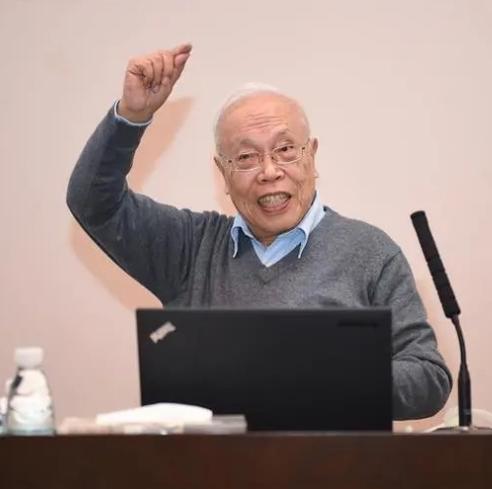 语出惊人！87岁姜伯驹院士直言：“不是别人要卡我们的脖子，而是我们用教育卡住了自