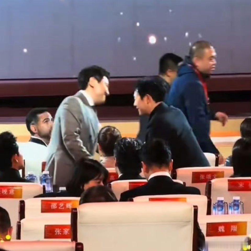 张颂文站起来和沈腾打招呼网友疑惑之前不是有些传闻没有回应，为啥现在又和沈腾比咖位