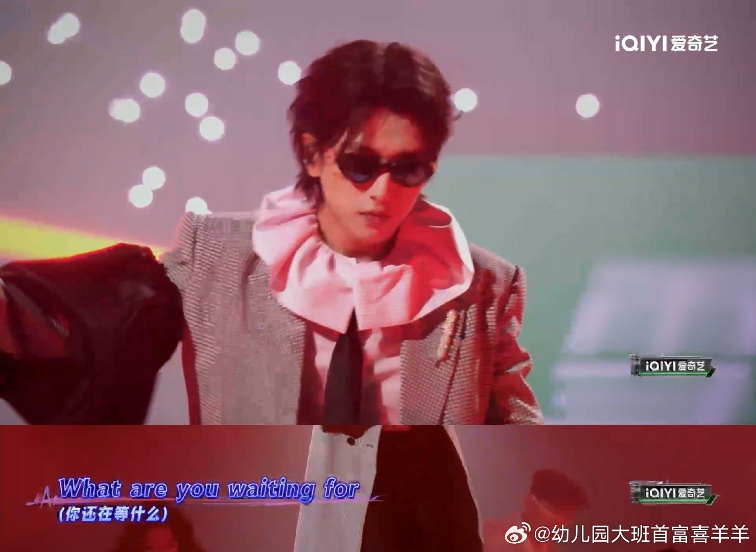 谁能拒绝这种“队友认证”啊！贺峻霖转发《FLY》直接甩出“cool”。小贺眼光一