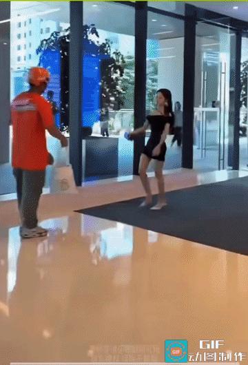 人靠衣，马靠鞍。
女子蹦迪蹦了一晚上，上午还要上班。此时此刻，让外卖小哥给她送来