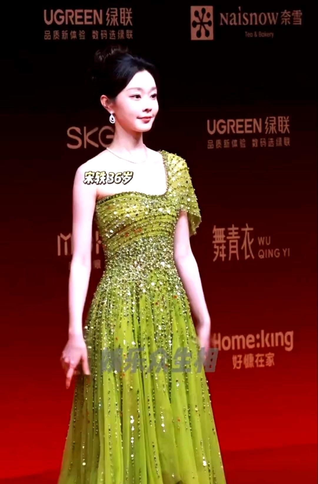 最近刷到宋轶的新图，评论区都在说：“她是不是悄悄长了点肉？”之前干扁扁的样子，现