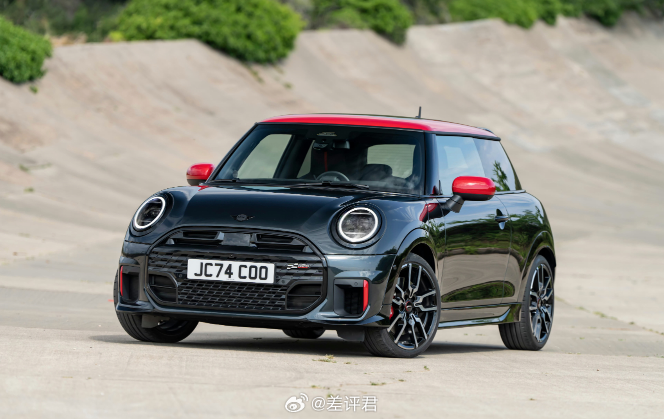 #差评说车# 藏一半的排气管你受得了吗？之前发现新一代 MINI JCW 车尾中