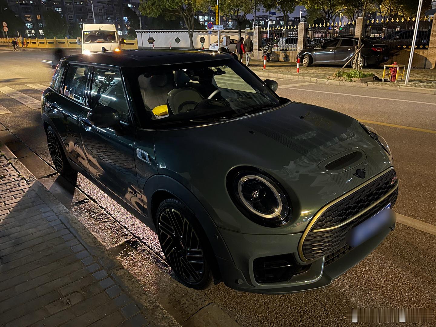 最近开的都是电车，晚上开了下朋友的油车，一辆大Mini，Clubman JCW。