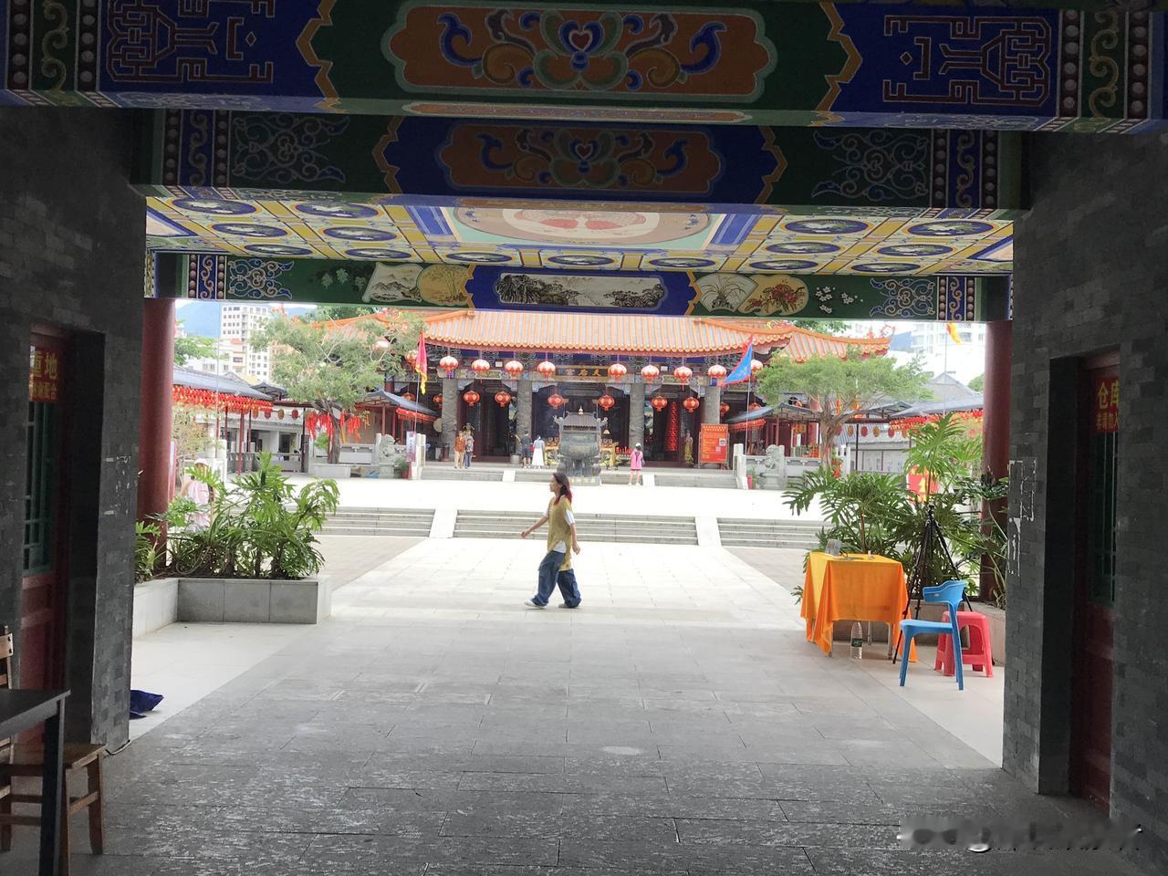 5月3日的巽寮湾非比寻常，出现了奇怪的一幕。上午天空蒙蒙的，沙滩上挤满了不少人，