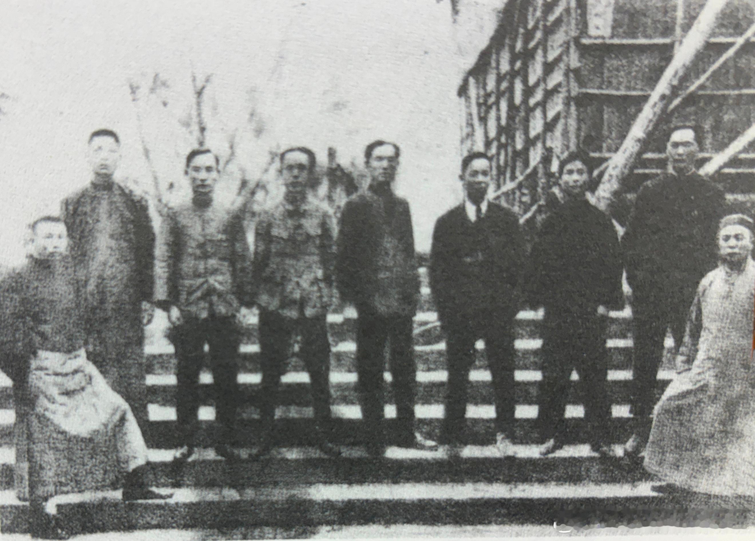 1925年7月3日省港罢工委员会成立。图为委员会部分成员合影，左五苏兆征，左六邓
