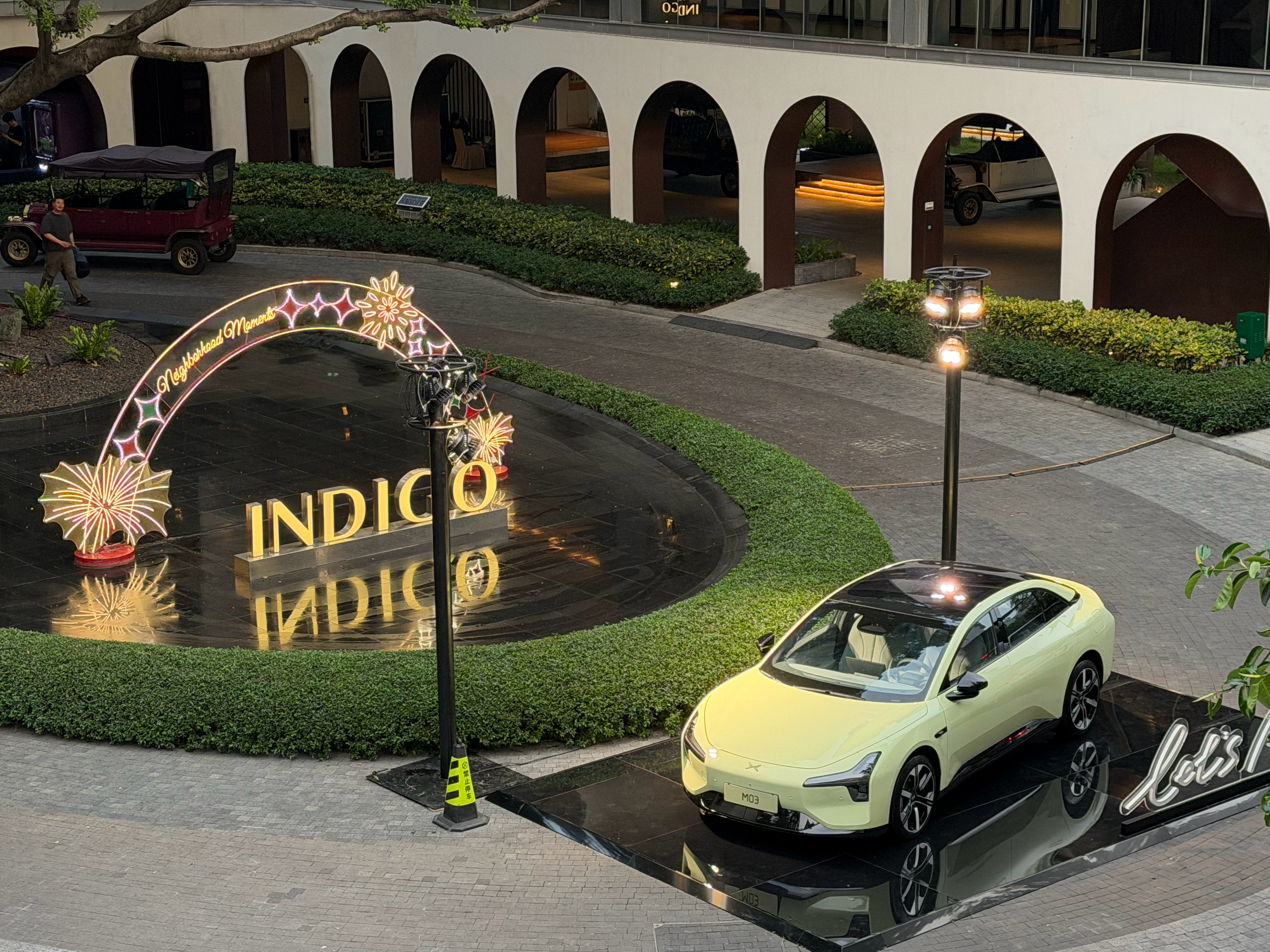 刚在酒店楼下看到了这台2026款小鹏MONA M03牛油果绿的实车。整车给人的感