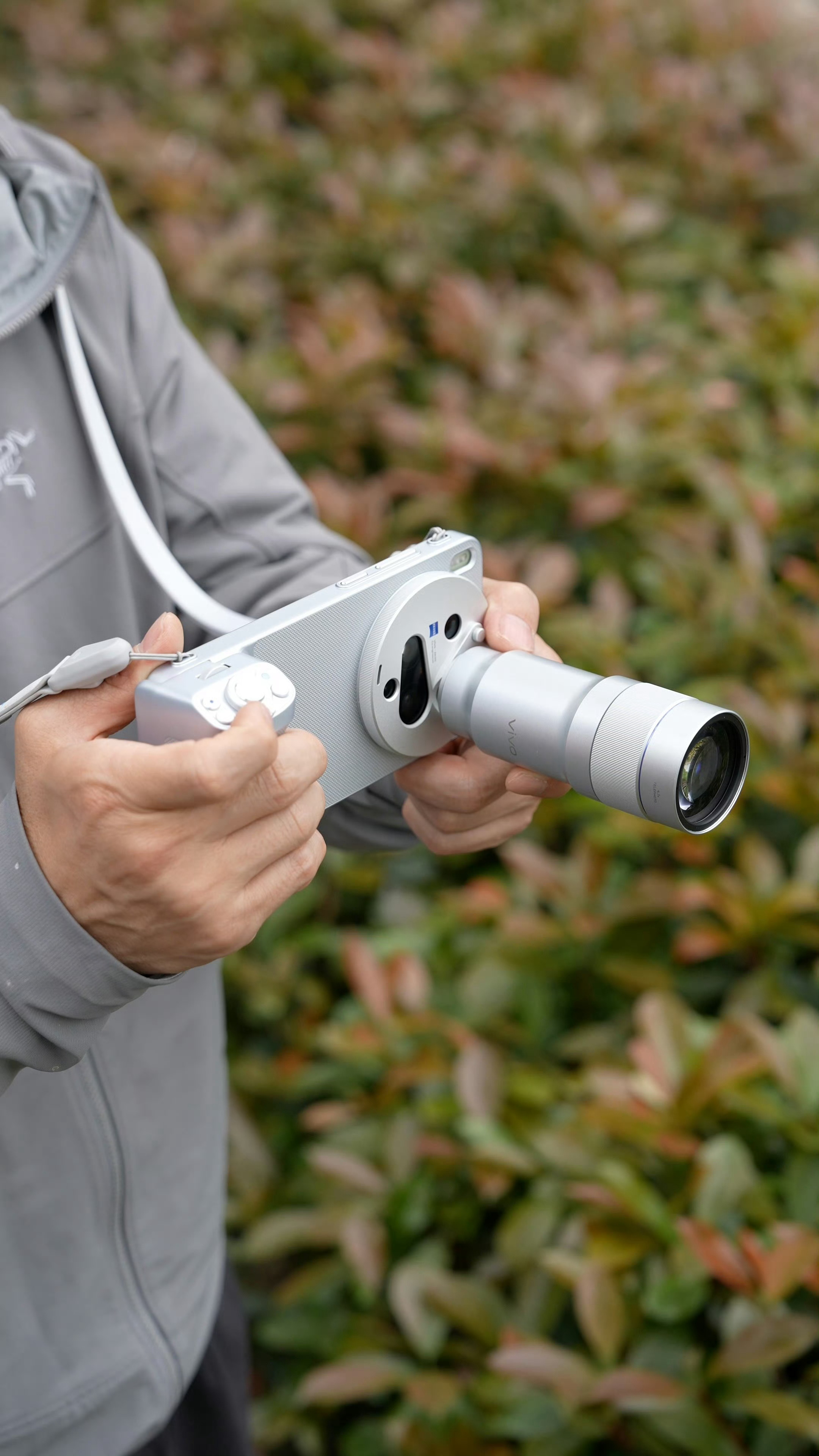 我今天跳伞的时候、叼着中华的老法师过来给我说：兄弟、把你这个手机拿我研究下、（指