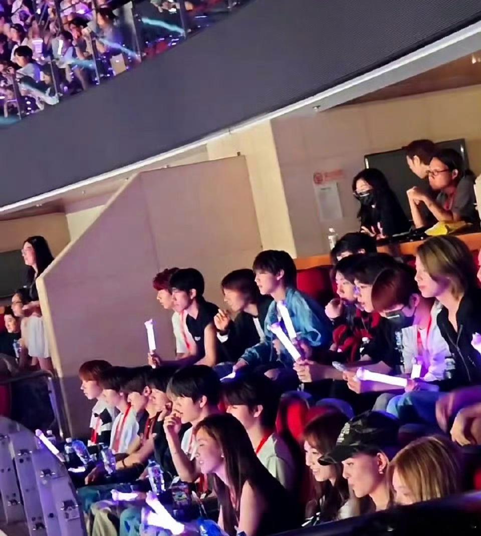 nctwish给张艺兴演唱会送花篮 真去了拍到了 ​​​