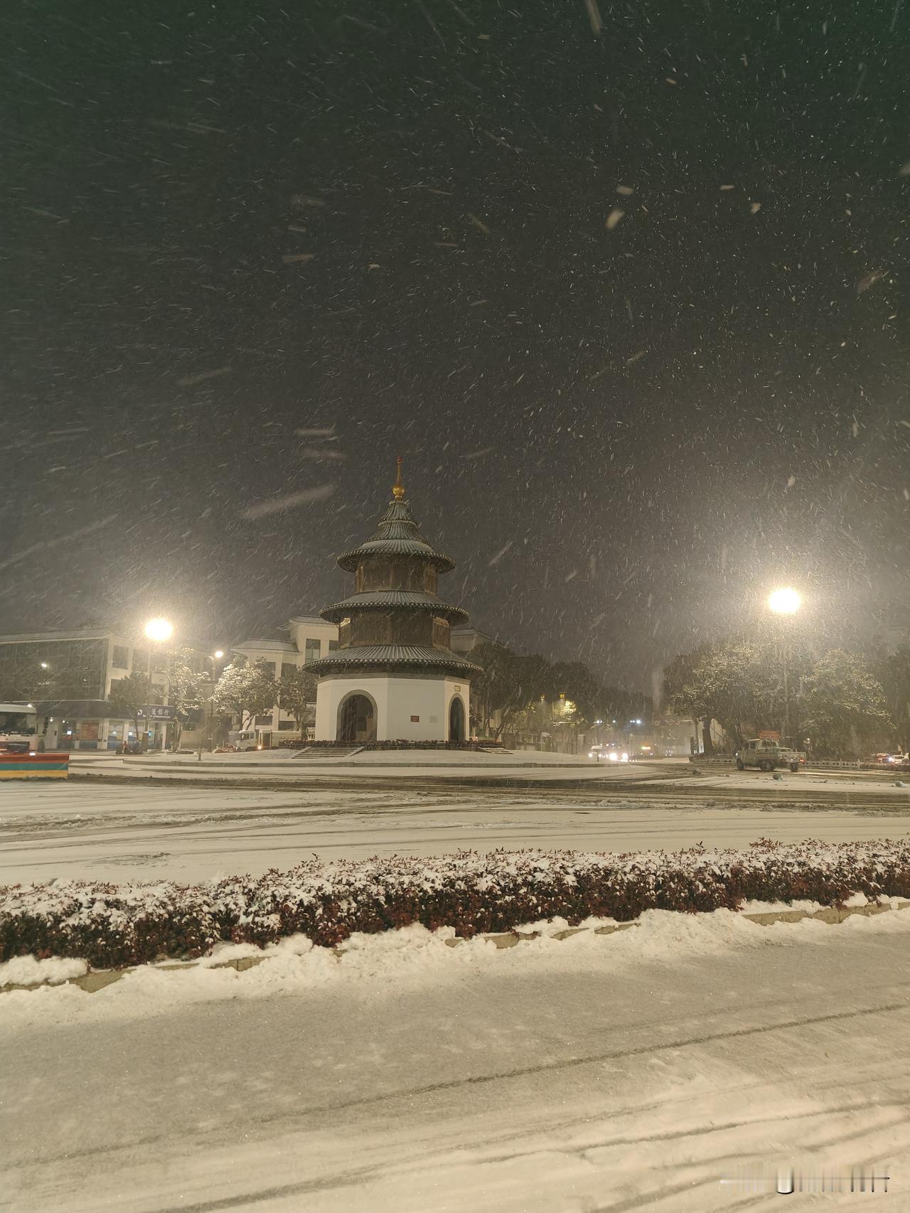 清晨的扬州文昌阁空中飘着片片雪花