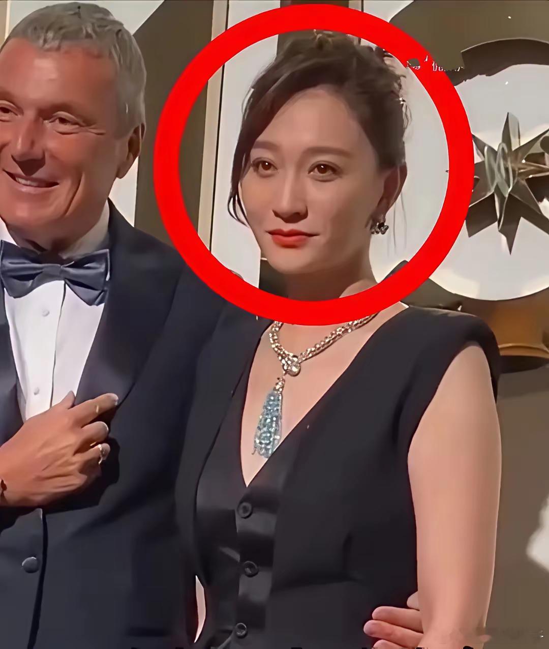 我的个妈呐！我在法国巴黎街头碰到了谁？老了，真的老了，叫人看得都移不开眼啊！我都