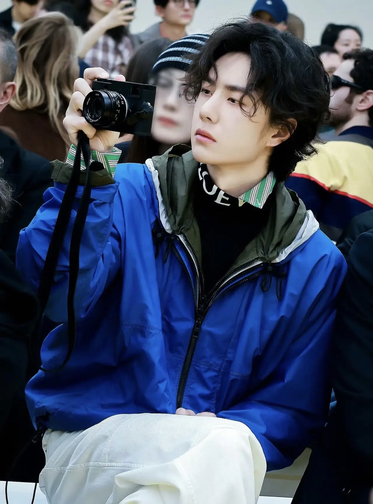👀摄影师小王认真拍照的瞬间📸。