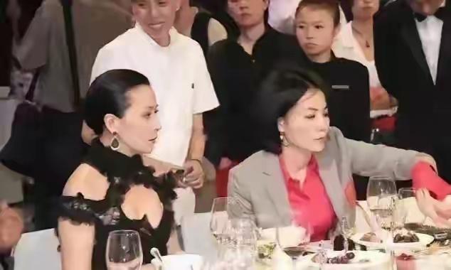 王菲不愧是北方女人，主打一个豪爽，和一旁的刘嘉玲形成了鲜明的对比 ​ ​​​
