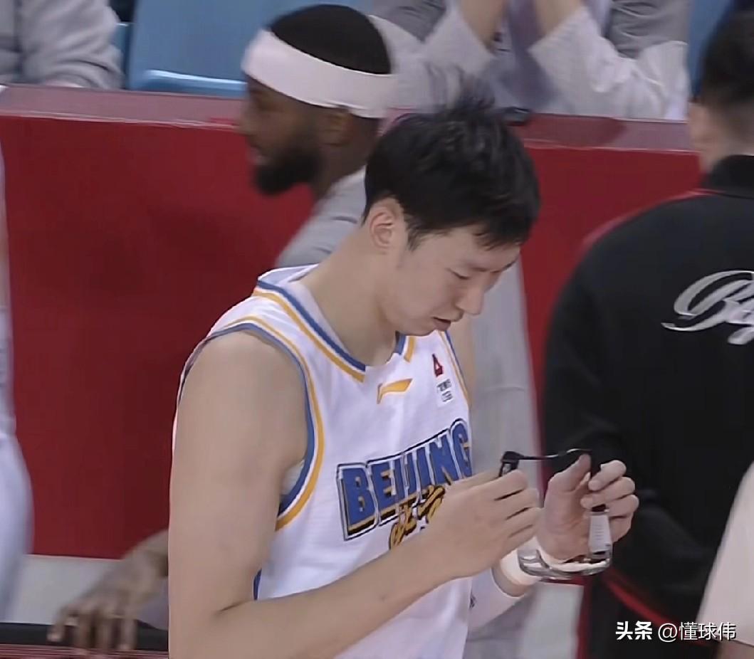 可惜！许利民谈周琦：

“周琦的罚球没罚中。”

“确实是挺可惜的。”

“但是