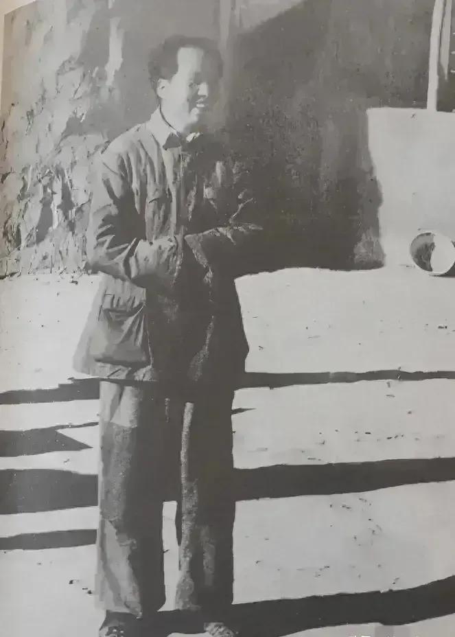 🙏请停留几秒，为伟人点个赞送朵花💐
《毛主席最美笑容》
在寒风中，补丁棉衣轻