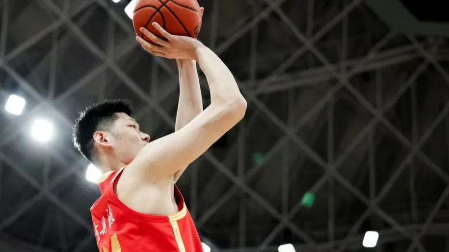 重磅！中国男篮12人名单终极预测！目标剑指亚洲杯冠军。

 
中国男篮的队员经过