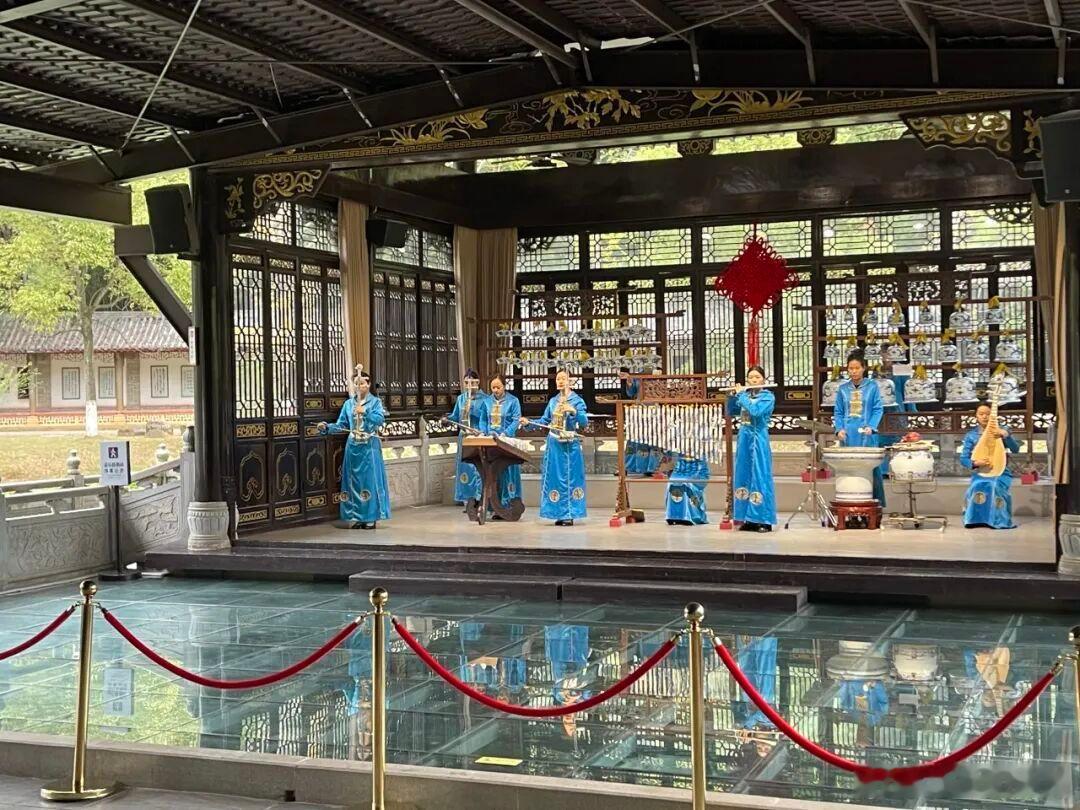 第48届世界遗产大会通过决议，将“景德镇手工瓷业遗存”列入《世界遗产名录》。这是