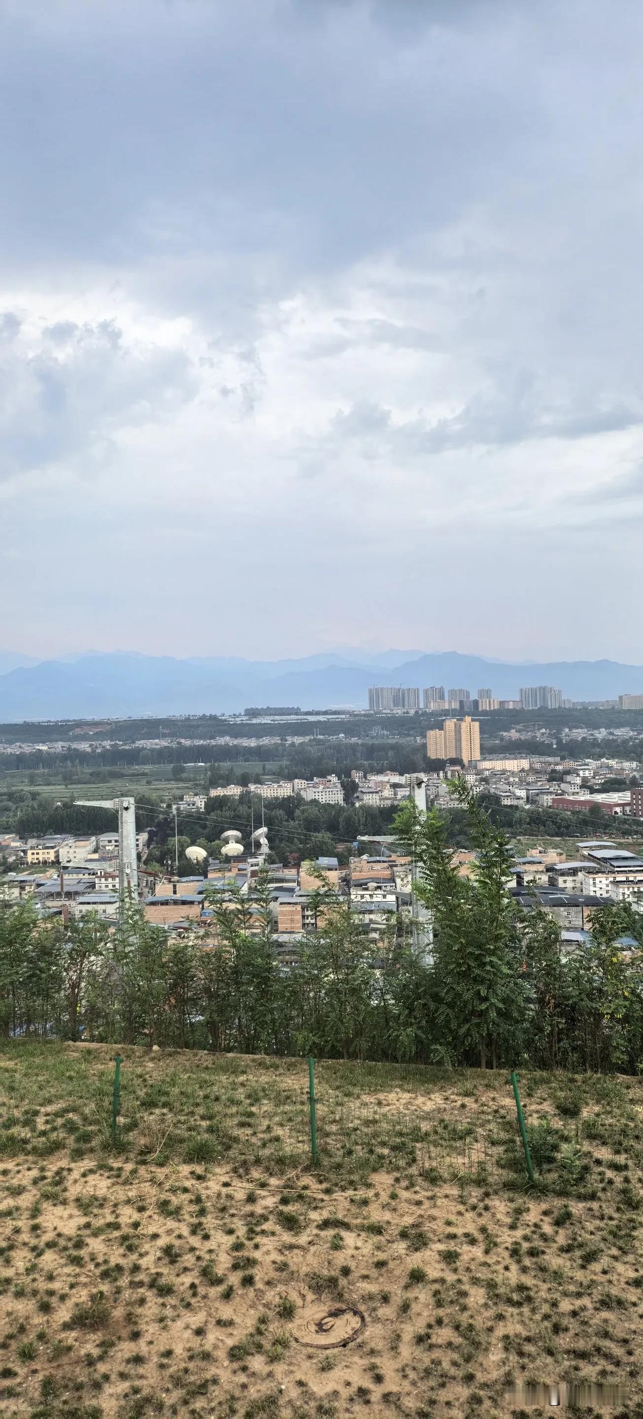 我拜山拜水
最后跪拜在你的佛前
那些长揖与褴褛
都不抵你
掩面挥别的一阙晴柔
