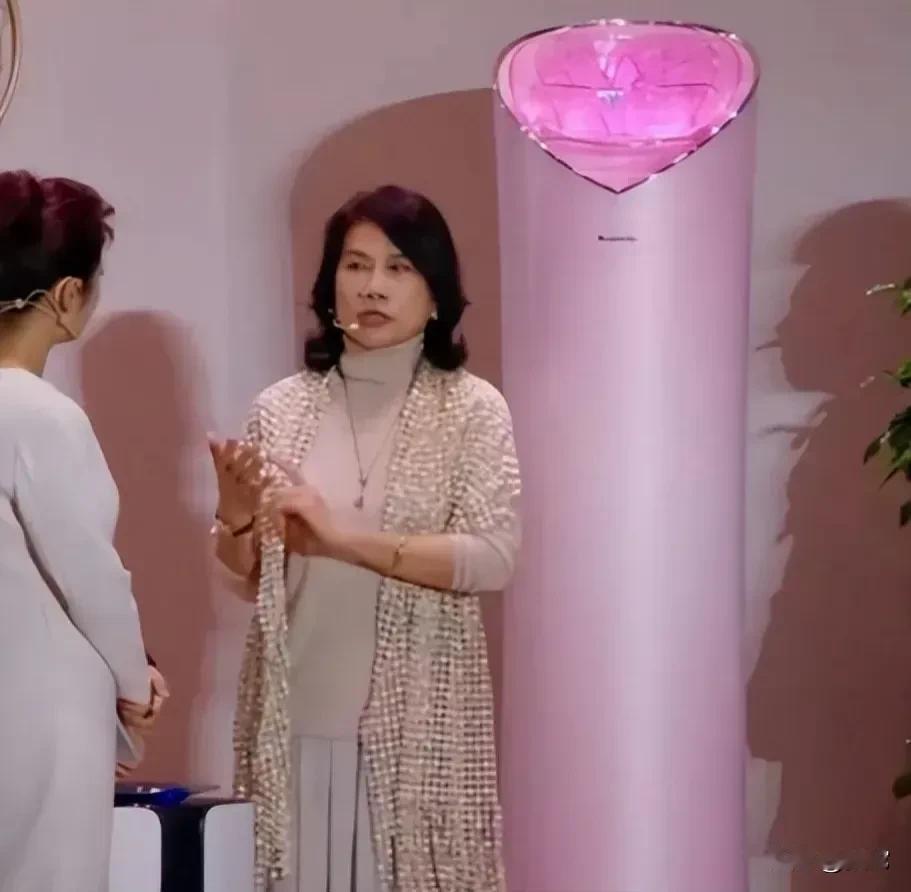 董大姐专门为00后设计的空调[嘘]，名人们很容易被簇拥在自己的禅房里而不能自拔！
