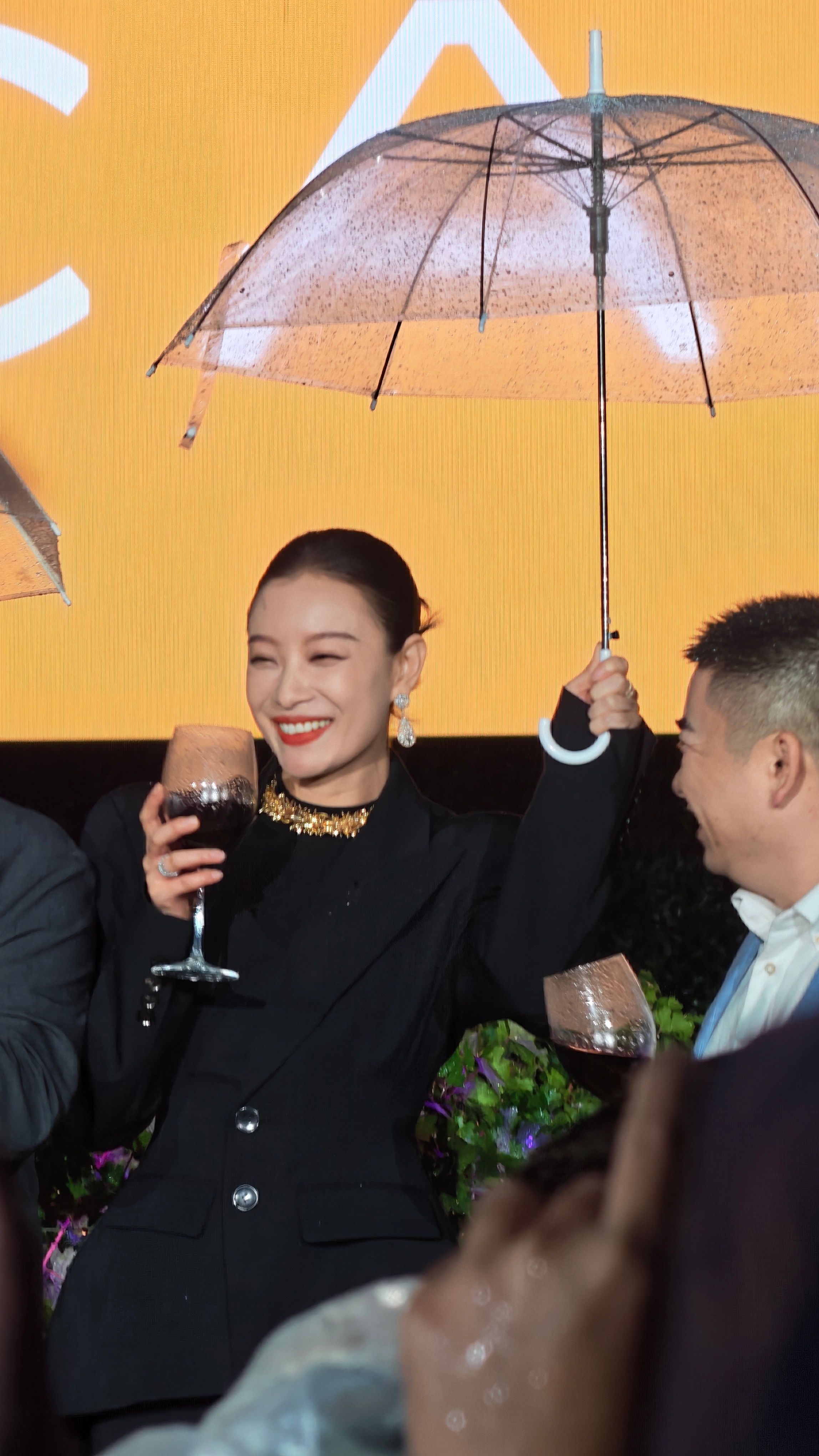 谁离倪妮只有三米我不说[酷]倪妮[超话] ​​​