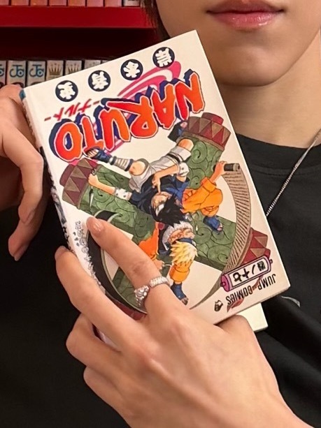 我懂了 小女孩倒着拿的意思是佐鸣不可拆不可逆！不然为什么是佐鸣为什么佐上鸣下小女
