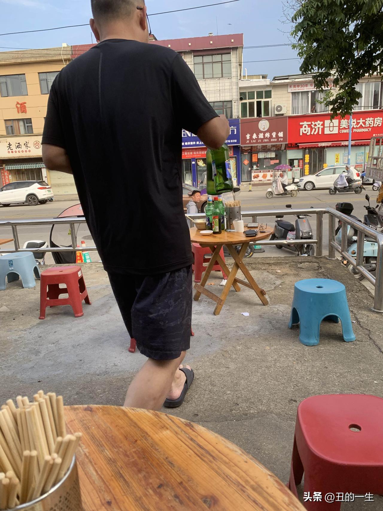 早上吃早餐还喝啤酒，一瓶不够喝二瓶。
信阳没有早酒文化，早上吃饭偶尔看见一两个人