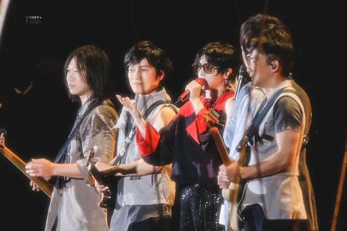 能被五月天请去做嘉宾，看来华晨宇这实力还是可以的！