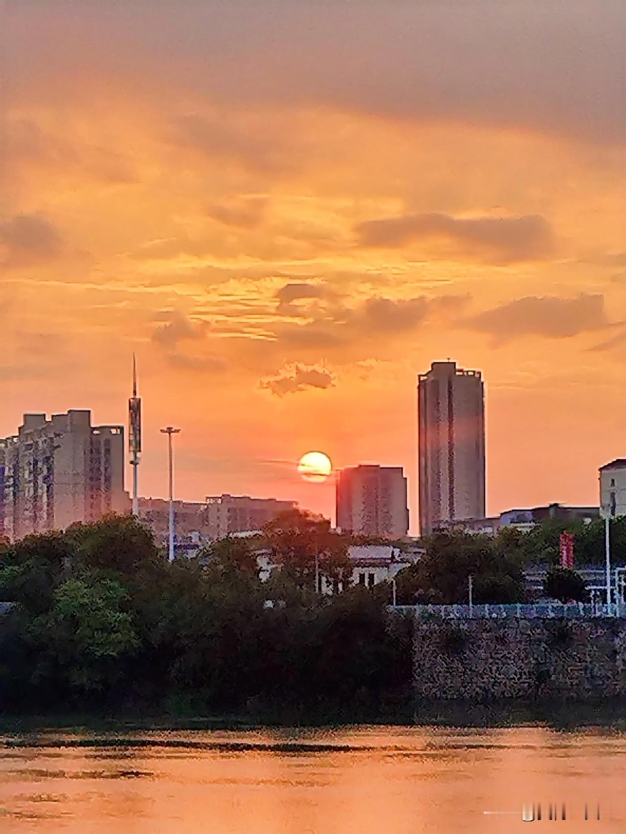大美衡阳，8月28日晨6:28，手机随手拍于潇湘苑对岸风光。