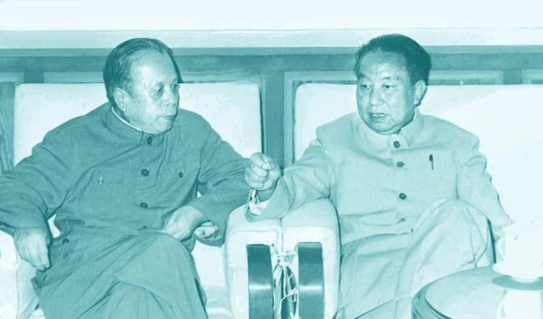 1981年，华国锋退下来后，组织部门专门找到他的秘书曹万贵，桌上摊着好几份调令，