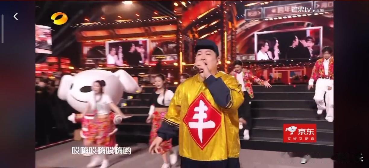 赵大牛长得也太像赵本山了，相似度高达99%，只是体型比赵本山壮，目测身高一米八，