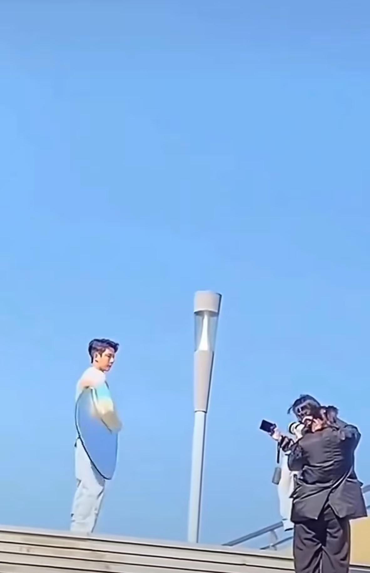 居然连拍照时候的打光都是自己动手，

真没见过哪个明星是这样的，

就连现在几十