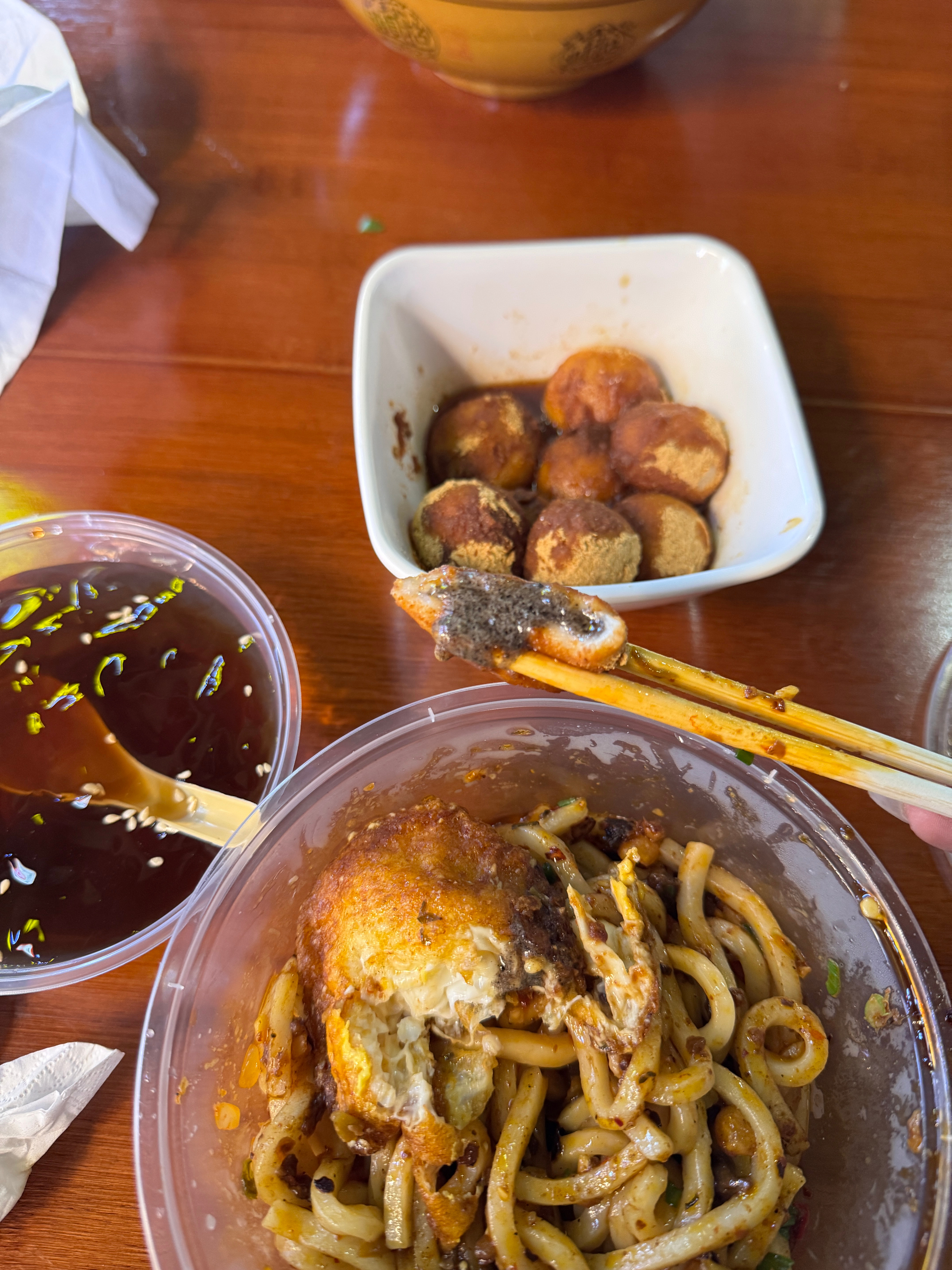 昆明一天吃这么多？ ！ 水果好吃没边了 饵丝我太爱了 烧烤也很特别的美味 昆明