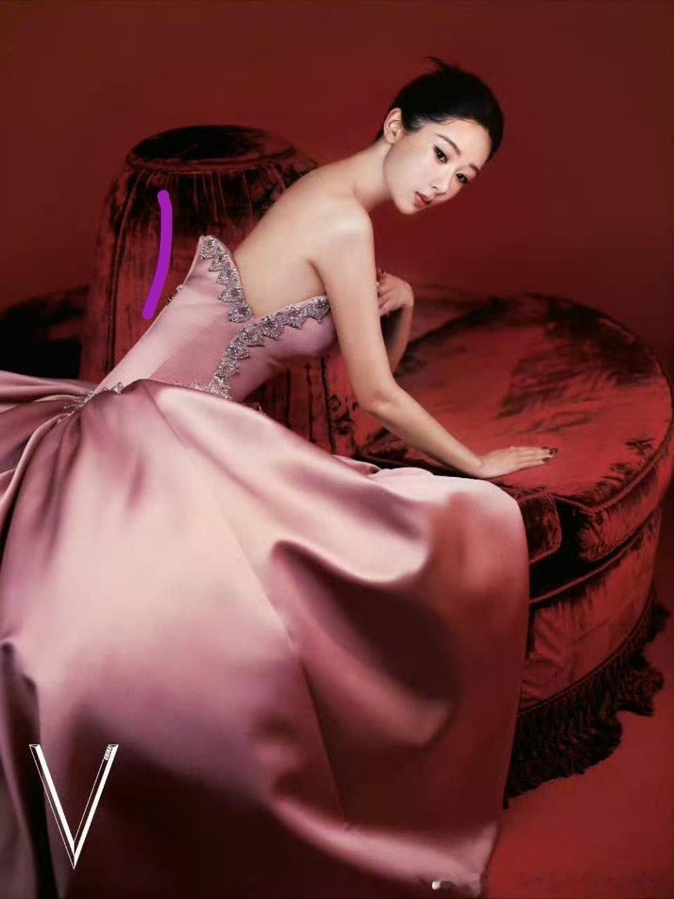 总觉得哪里怪怪的这👗本身就这么前凸后翘的吗？拉链在这个部位穿着不会走光吗？ 