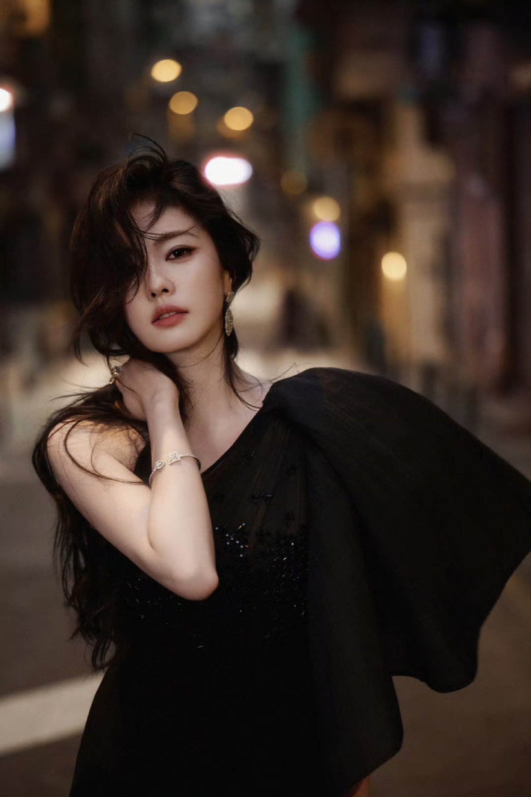 白鹿斜肩高定黑裙白鹿黑色斜肩高定裙 哇趣！白鹿这个黑色高定好好看啊！ 