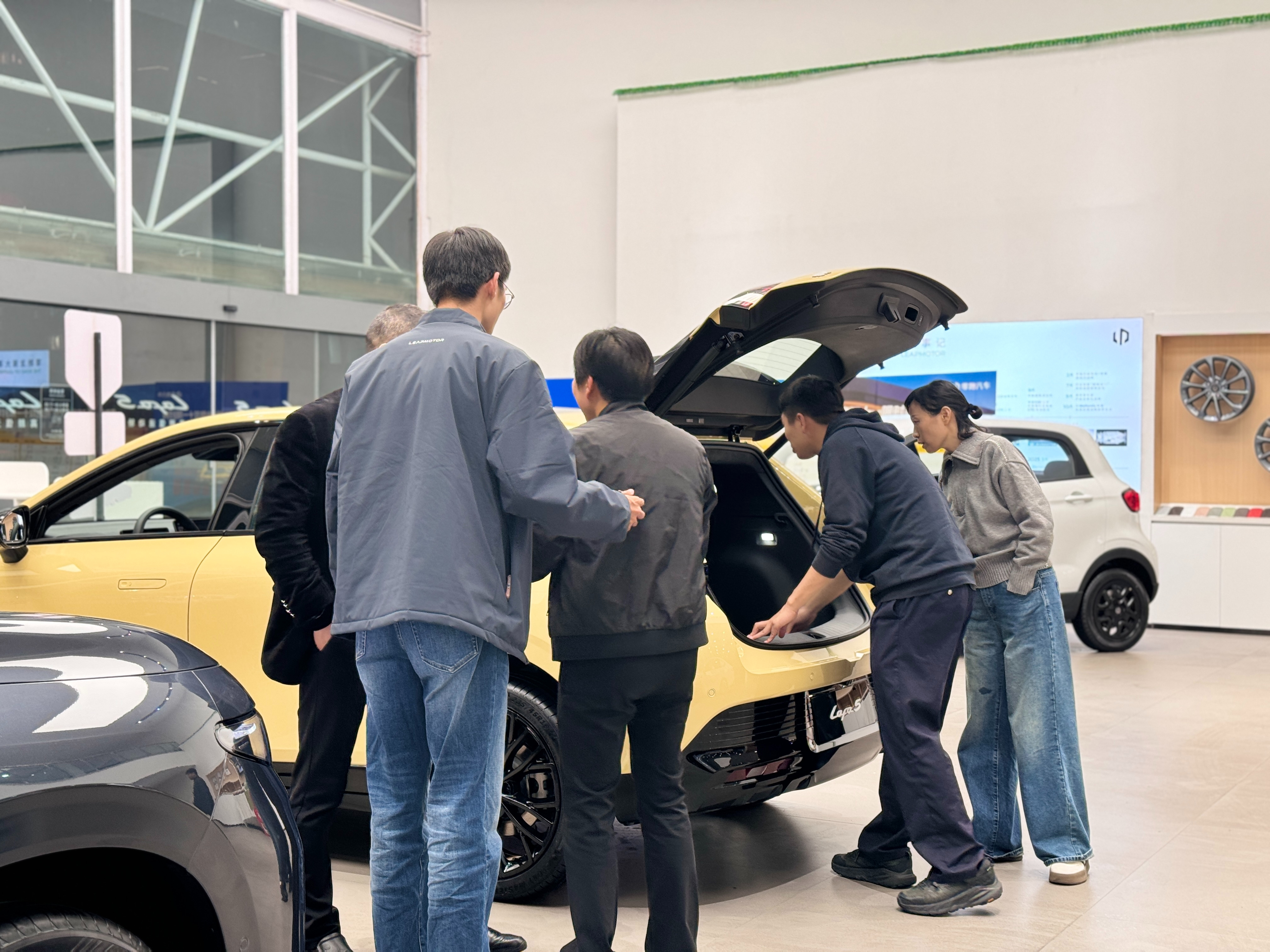 零跑Lafa5预售火热！从线上直播间到全国线下门店，看车体验人气十足感谢大家的热