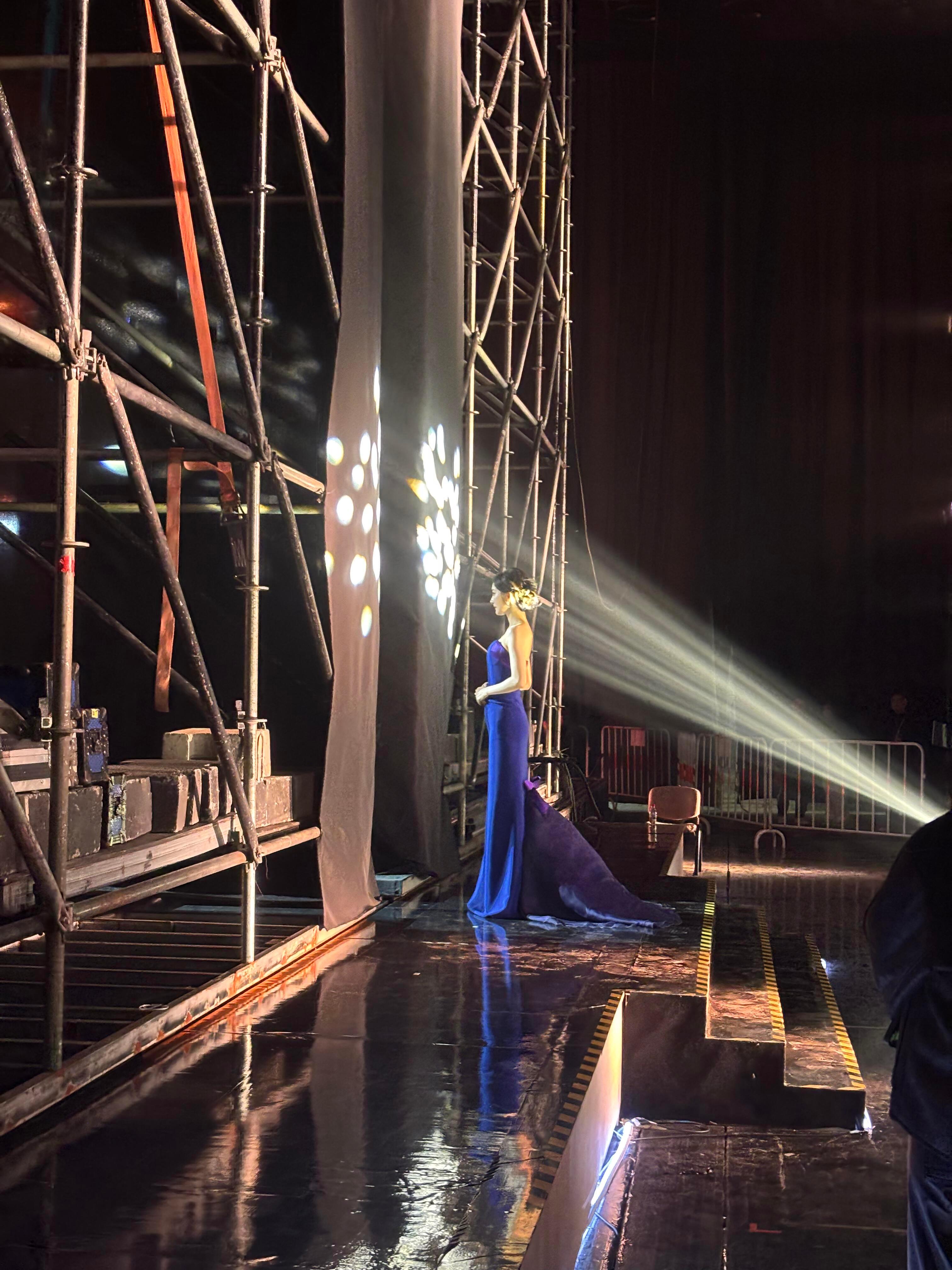 “光打在她身上” ​​​