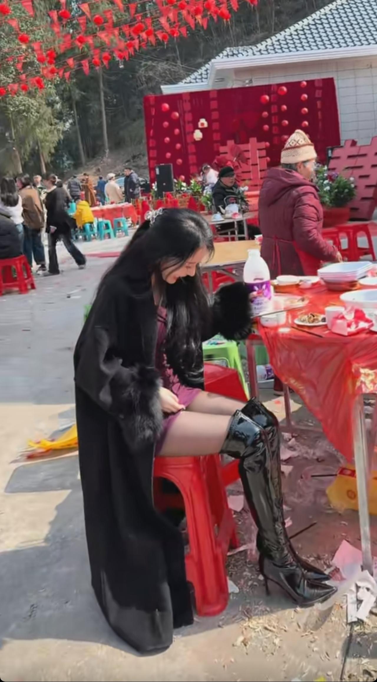 食物链顶端之反差美。在与环境对比下会让美女显得更美。