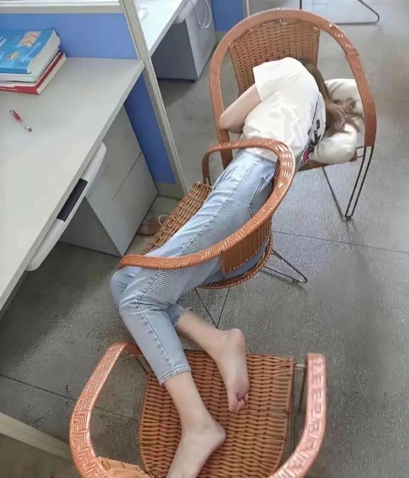 同事把我的凳子拿去睡觉了，我该坐哪里呢