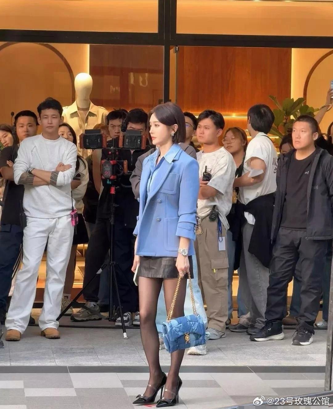 秦岚别的不说，美是实打实的美，有些明星不在镜头里就很路人她随手拍还是很美的很突出