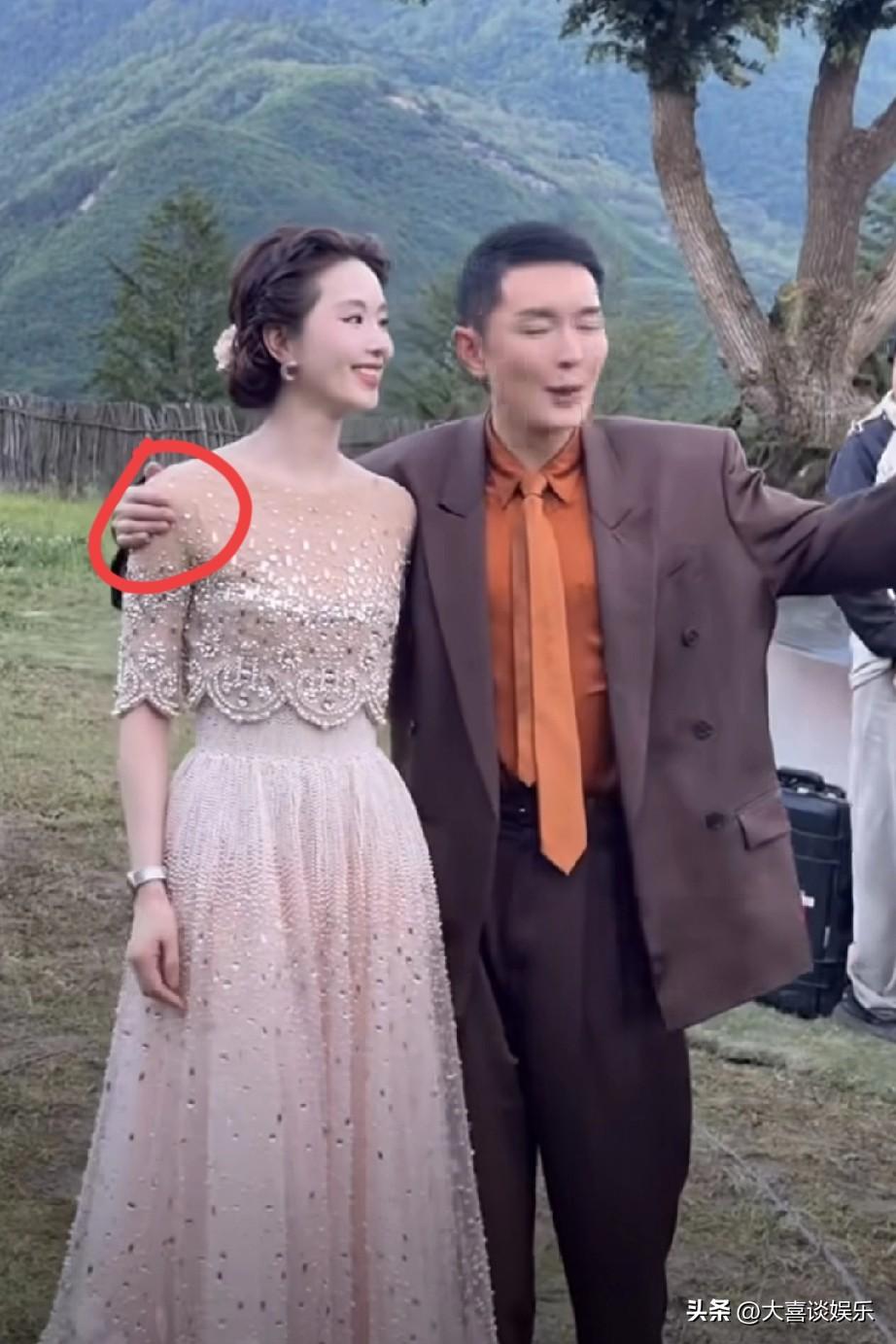 我要是吴奇隆，得被气疯了。
刘诗诗出席活动，被一男的搂着不撒手，又是拥抱又是搭肩