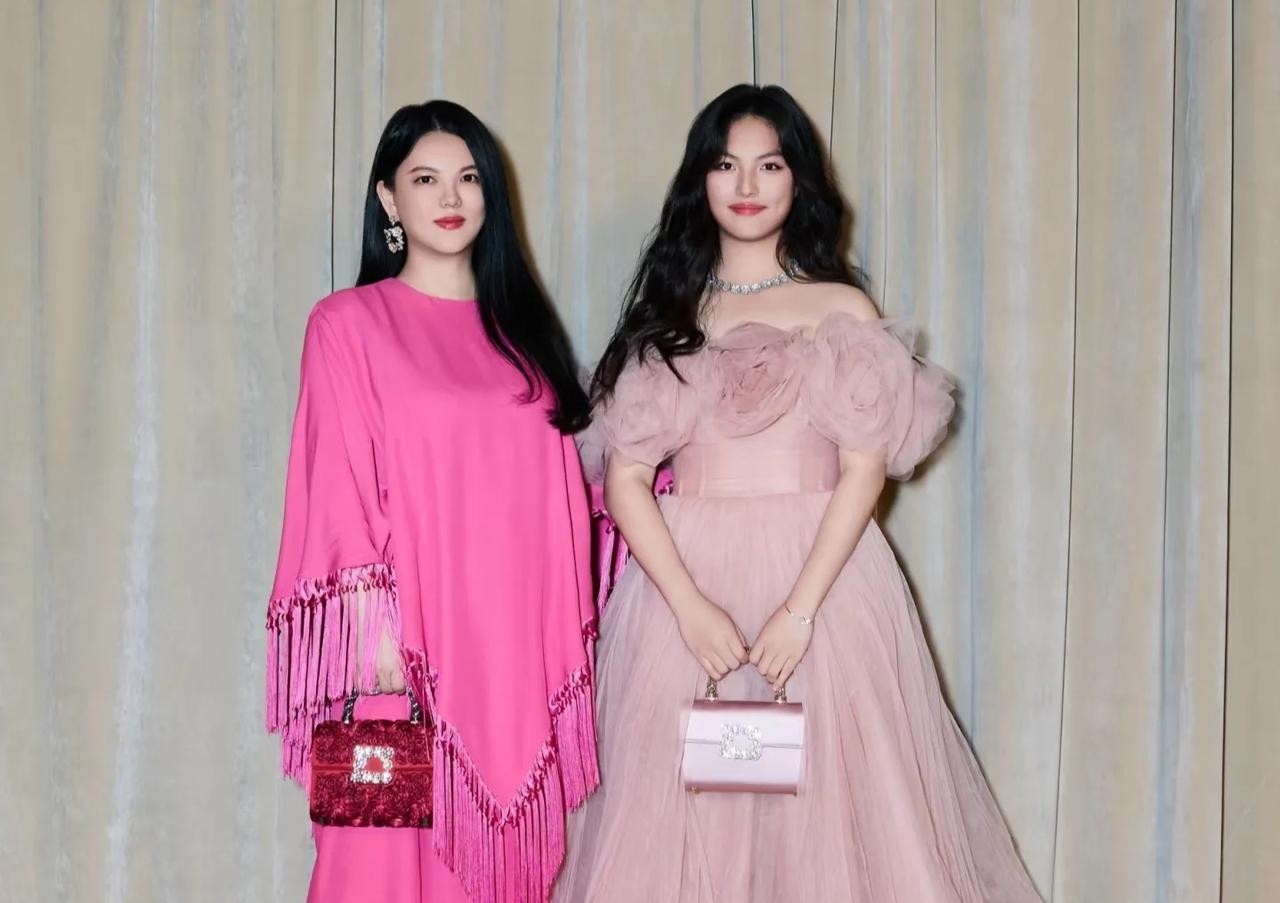 把2000块的毛巾晒给月薪3000的人看，李湘的“聪明”，捅穿了丛林法则的底线。