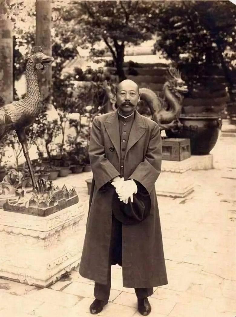 1912年，在父亲的强迫下，20岁富商千金陈寒蕊嫁给了50岁的三婚军阀曹锟。新婚