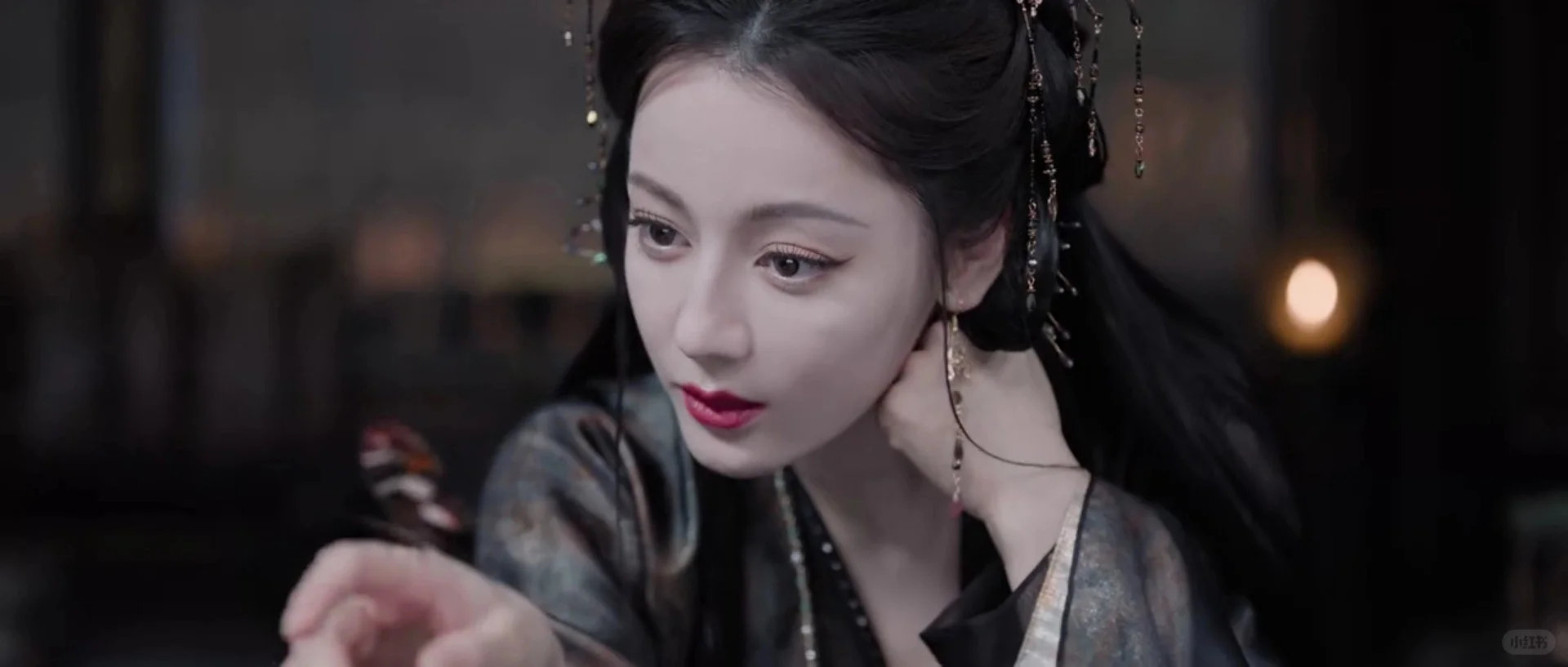 迪丽热巴为了不挨着晏柯练出腹肌谁能不笑，贺思慕为了远离晏柯，绷得紧紧的，腹肌都快