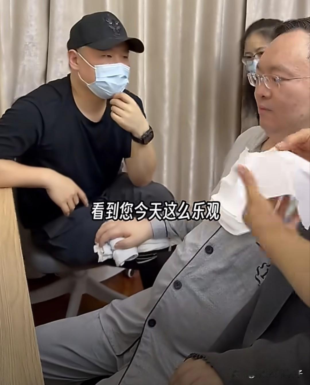 岳云鹏前去探望蔡磊老师，看完视频让人颇为感慨！
5月13日，岳云鹏来到蔡磊家里，