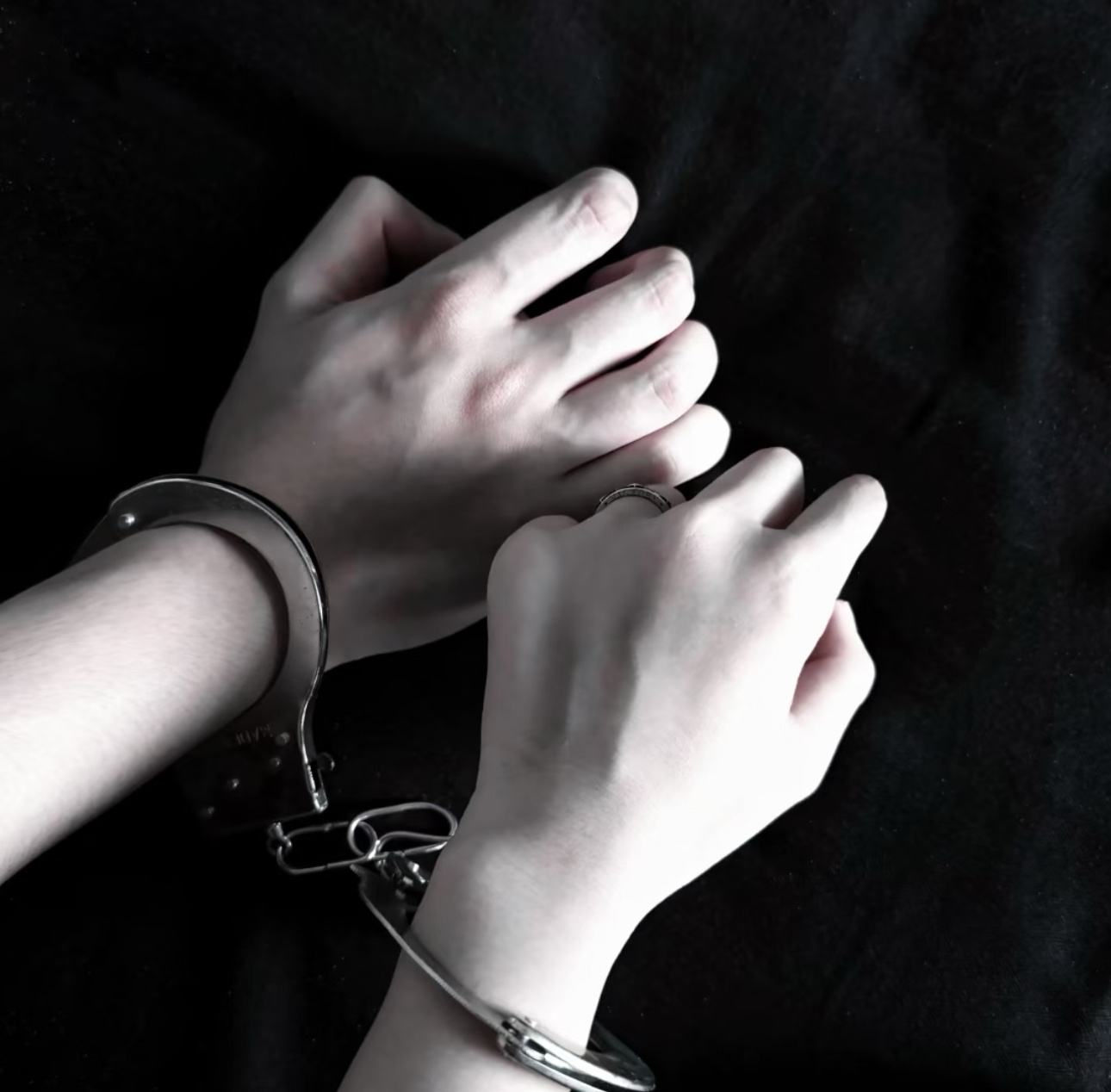 ^ 你的眼睛里有海烟波蓝两颗黑瞳是害羞的泅泳的小鲸          这世间 万